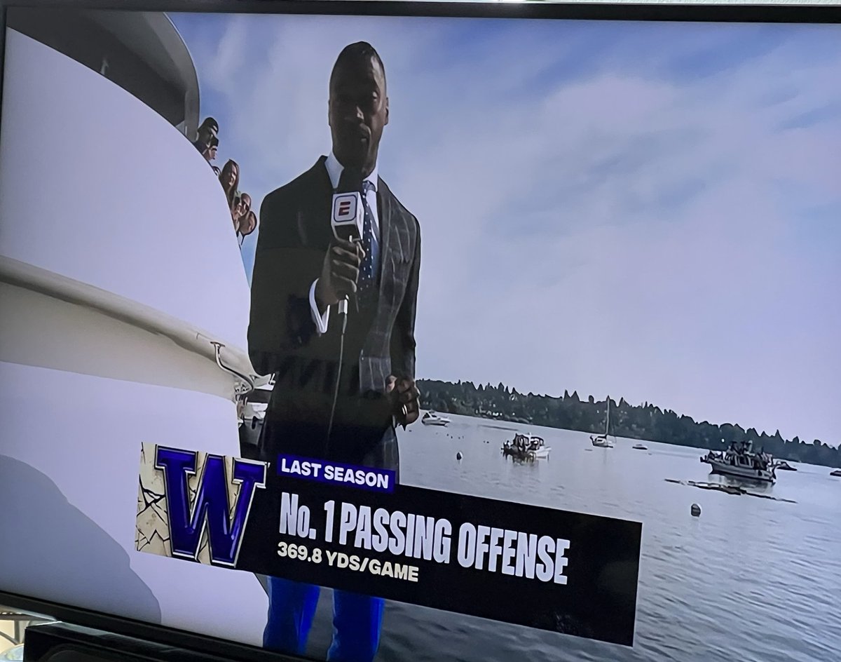 JillSaidIt's tweet photo. Pregame, this TV reporter makes a splash.
#GoDawgs
#Boatgating
#Sailgating
UW - Boise State https://t.co/F90q3jj10u