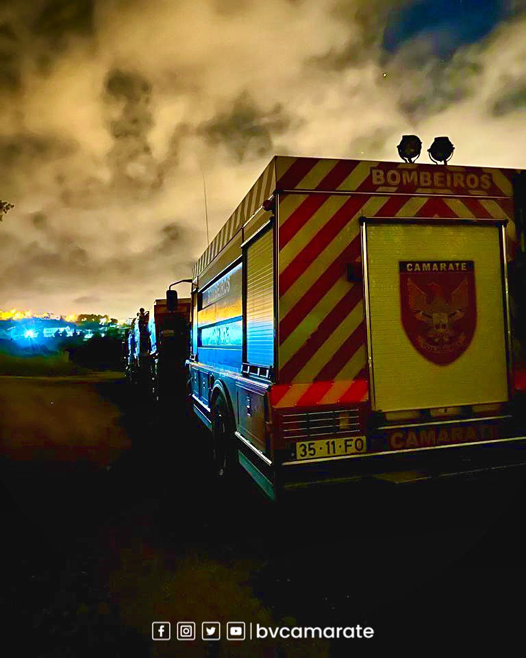 BVCamarate's tweet photo. Esta imagem, eternizada na fotografia, é mais do que um simples registo visual. Mesmo nas horas mais sombrias, diante das chamas… 
Eles estão sempre lá! 🚒

#Bombeiros #BombeirosDePortugal #Portugal #Lisboa #Loures #Camarate #BvCamarate https://t.co/Y8Yt0IF9Ia