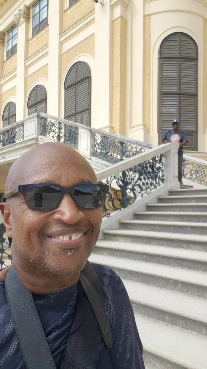 LittleItalyPics's tweet photo. Me and my best friend enjoying the last of Summer by celebrating both our August birthdays!
#LeosRule #SchΓΆnbrunnPalace https://t.co/eCZK2elnUN