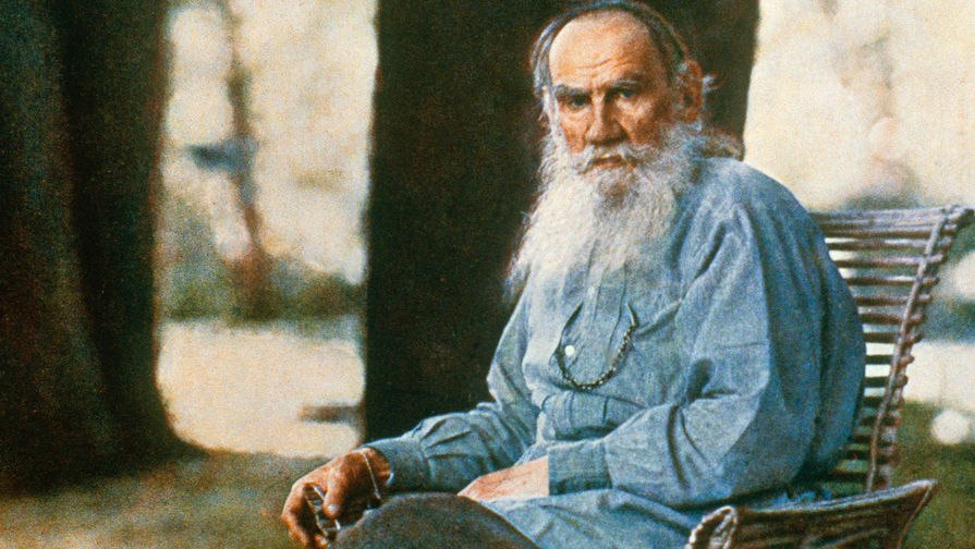 Лев Толстой как в воду глядел. Давайте почитаем...
"...Зазвонят колокола и оденутся русские люди в золотые одежды и начнут молиться за убийства. И начнется старое, давно известное всем ужасное дело. Засуетятся люди под видом патриотизма, засуетятся всякого рода чиновники, ⬇️