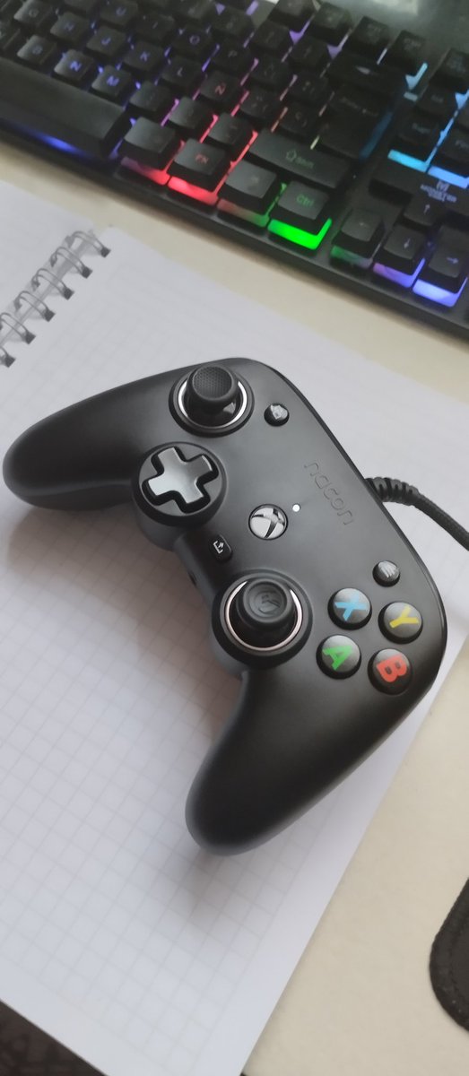 TryH4rdGame's tweet image. Desde ayer que le estoy exigiendo al máximo y debo decir que me tiene enamorado 🤩, no es perfecto pero se convirtió en mi control principal por delante del original de #Xbox.

#NaconProCompact