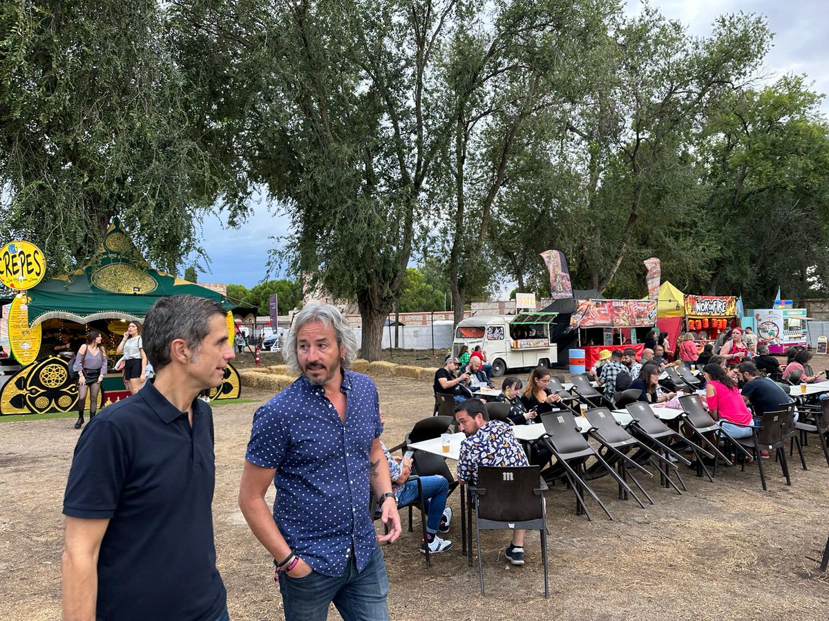 El @FestivalGigante se ha convertido en un símbolo de nuestras #FeriasAlcalá que con orgullo logró poner en marcha el Gobierno del @PSOEAlcaladeH. Hoy nuestro Portavoz, @javiRpalacios, y nuestra concejala @MariaAranguenV han visitado las instalaciones del festival. ¡Enhorabuena!