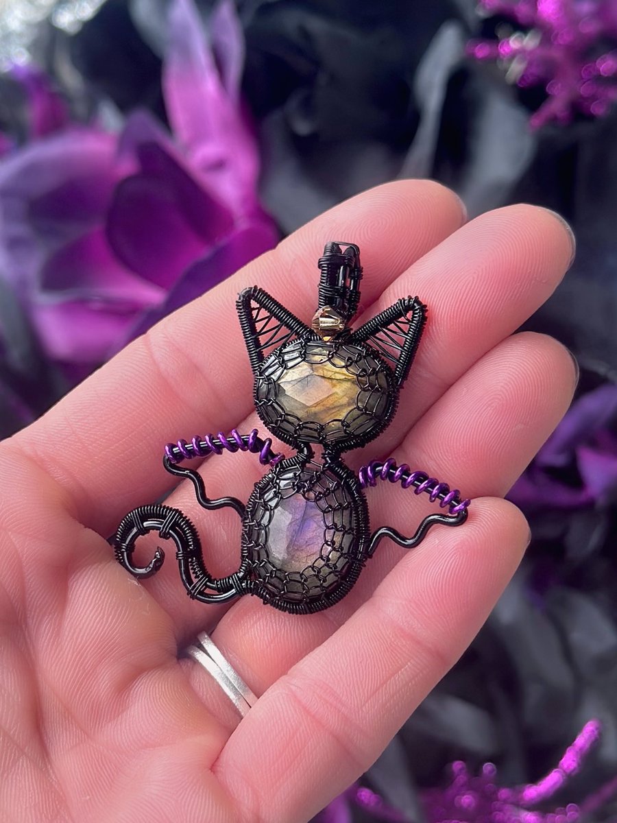 marz__boutique's tweet photo. Spooky custom kitty-bat pendant 🐈‍⬛🦇 https://t.co/d48Ni8ZLb7