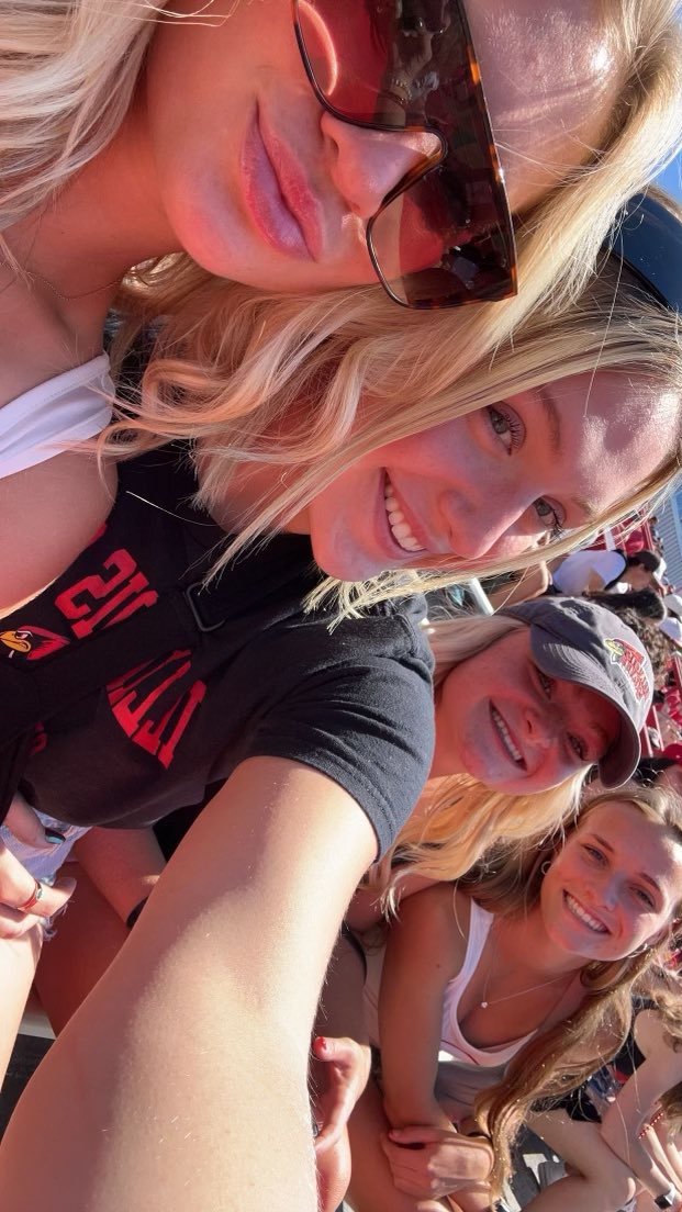 christascott06's tweet image. My girl having a blast at Illinois State University! #ISURedbirds
