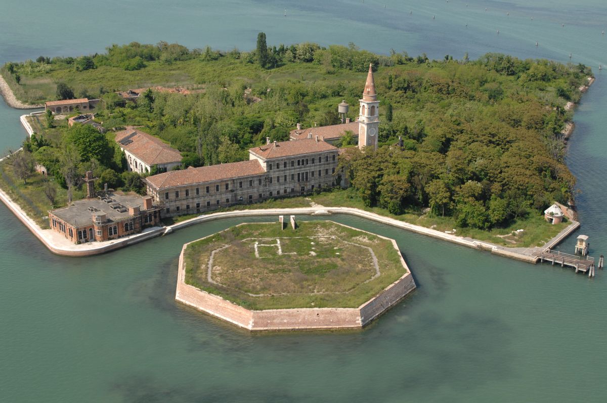 BurnaughJustice's tweet photo. Poveglia is a very small island near Venice. Poveglia was used as a military outpost, to quarantine plague victims, and in 1922, a mental hospital, now abandoned, was built on the island. 
#Venice #Islands #Abandoned #Explore #darktourism #tourism #Italy https://t.co/g9vT8neABv