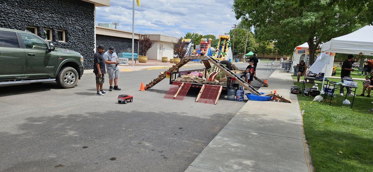 GrantsMSProject's tweet photo. The Rugged West is in full swing today at the Fire and Ice Park. Come by and check it out! There are many vendors and food trucks. It's fun for the whole family! https://t.co/2R6yiDOviR