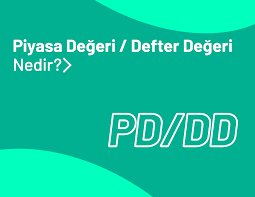 Bozokbey52's tweet photo. Piyasa Değeri/Defter Değeri (PD/DD) Oranı

PD/DD oranı bir hisse senedinin sahip olduğu özkaynaklara göre fiyatını ölçme amacıyla kullanılan bir değerleme oranıdır. Hisse senetlerinin ucuz ya da pahalı olduğunu anlamak için kullanılır. Genel kanı yüksek PD/DD ile işlem gören hisselerin pahalı, düşük PD/DD ile işlem gören hisselerin ucuz olduğu yönündedir ancak bu her zaman doğru değildir. PD/DD oranını hesaplamak için şirketin ana ortaklığa ait özkaynakları ve piyasa değeri kullanılır. Özkaynakları negatif olan şirketler için PD/DD oranı hesaplanmaz.

Piyasa Değeri = Hisse Senedi Fiyatı x Ödenmiş Sermaye

PD/DD Oranı = Piyasa Değeri / Ana Ortaklığa Ait Özkaynaklar

PD/DD Nasıl Yorumlanmalıdır?

PD/DD oranı için ilk eşik değer her zaman 1 olarak kabul edilir. PD/DD oranı 1 olan şirket özkaynaklarıyla eşit şekilde değerlenmiştir. Bu rakamın altında kalan PD/DD oranları şirketin özkaynaklarından ucuz fiyatlandığını gösterir. Ancak zarar etmesi beklenen şirketlerde 1'in altında PD/DD oranı görülmesi normaldir, çünkü edilen zararlarla özkaynaklar erimeye devam edecektir. 1'in üzerindeki rakamlar şirketin özkaynaklarından daha fazlasına işlem gördüğünü gösterir ancak bu her zaman o hisse senedinin pahalı olduğunu göstermez.

PD/DD oranını anlamak için öncelikle özkaynakları anlamak gerek. Bir şirketin sahip olduğu bütün varlıklardan yükümlülükleri çıkartıldığında kalan tutar o şirketin özkaynaklarıdır. Yani şirket bugün kapatılsa ve eldeki varlıklar ile borçlar ödense elde kalacak olan tutardır. Ancak çoğu durumda varlıklar güncel değerlerinin altında bilançoda gözükürken, yükümlülükler mevcut değerleriyle gözükür. Bu yüzden şirketlerin gerçekte sahip oldukları özkaynaklar genellikle bilançoda yazandan daha fazladır.

PD/DD oranı çoğu zaman aynı sektörde faaliyet gösteren şirketleri kıyaslamak için kullanılır. Bunun sebebi aynı sektörde faaliyet gösteren şirketlerin bilanço yapılarının benzer olmasıdır. Sanayi, ulaşım, haberleşme, enerji gibi yüksek sermaye ve aktif büyüklük gerektiren sektörlerle, yazılım, teknoloji, hizmet gibi sektörlerin çarpanlarını kıyaslamak doğru değildir.

Piyasa Değeri/Defter Değeri ve Özkaynak Karlılığı İlişkisi

PD/DD oranı özkaynak karlılığıyla birlikte değerlendirildiğinde çok daha anlamlı olmaktadır. Bunun sebebi özkaynakları artırmanın yolunun kar elde etmekten geçmesidir. Elbette bedelli sermaye artırımları da şirketlerin sermayelerini artırmak için bir yoldur ancak çoğu şirket tarafından nadiren kullanılır. Özkaynak artışları şirketlerin elde ettiği ancak dağıtmadığı karlar ile sağlanır. Dağıtılmayan karlar geçmiş yıl karları ve yedek akçeler gibi kalemlerde saklanır. Temettü dağıtmayan bir şirketin özkaynaklarını artırma hızı o şirketin özkaynak karlılığıyla aynıdır. Yüksek özkaynak karlılığına sahip şirketlerin gelecek dönemde özkaynaklarını yani defter değerini hızlı artıracağı beklentisi fiyatlara yansır ve bu şirketlerde PD/DD oranı diğer şirketlere göre yüksek olur. F/K oranına kar büyümesiyle birlikte bakılması gerektiği gibi, PD/DD oranına da özkaynak büyüme hızıyla bakılması çok daha doğru sonuçlar verecektir. Düşük özvarlık karlılığına sahip ancak yüksek PD/DD oranı olan hisseler pahalı, yüksek özvarlık karlılığı ve düşük PD/DD oranına sahip şirketler ucuz kabul edilir. Bu iki oran arasında pozitif bir ilişki vardır.

Bunu daha net anlamak için aşağıdaki iki şirketin özkaynak gelişimlerine bakalım. A ve B şirketi temettü dağıtmayan 100 birim sermayeli iki şirket olsun. A şirketi %20 özkaynak karlılığına sahipken B şirketi %40 özkaynak karlılığına sahip. Eşit özkaynaklarla başladıkları ilk yıldan 3. yılın sonuna gelindiğinde B şirketinin özkaynakları A şirketine göre %59 oranında daha yüksek bir seviyeye ulaşıyor. Süre uzadıkça aradaki farkın açıldığını görebilirsiniz. Dolayısıyla daha yüksek özvarlık karlılığına sahip B şirketinin bugünkü piyasa değerinin defter değerine olan oranının A şirketinden çok daha yüksek olması oldukça normaldir.

A Şirketi
Yıl 0: 100
Yıl 1: 120
Yıl 2: 144
Yıl 3: 172,8

B Şirketi
Yıl 0: 100
Yıl 1: 140
Yıl 2: 196
Yıl 3: 274,4 
 #bist #BORSA #endeks @fintables