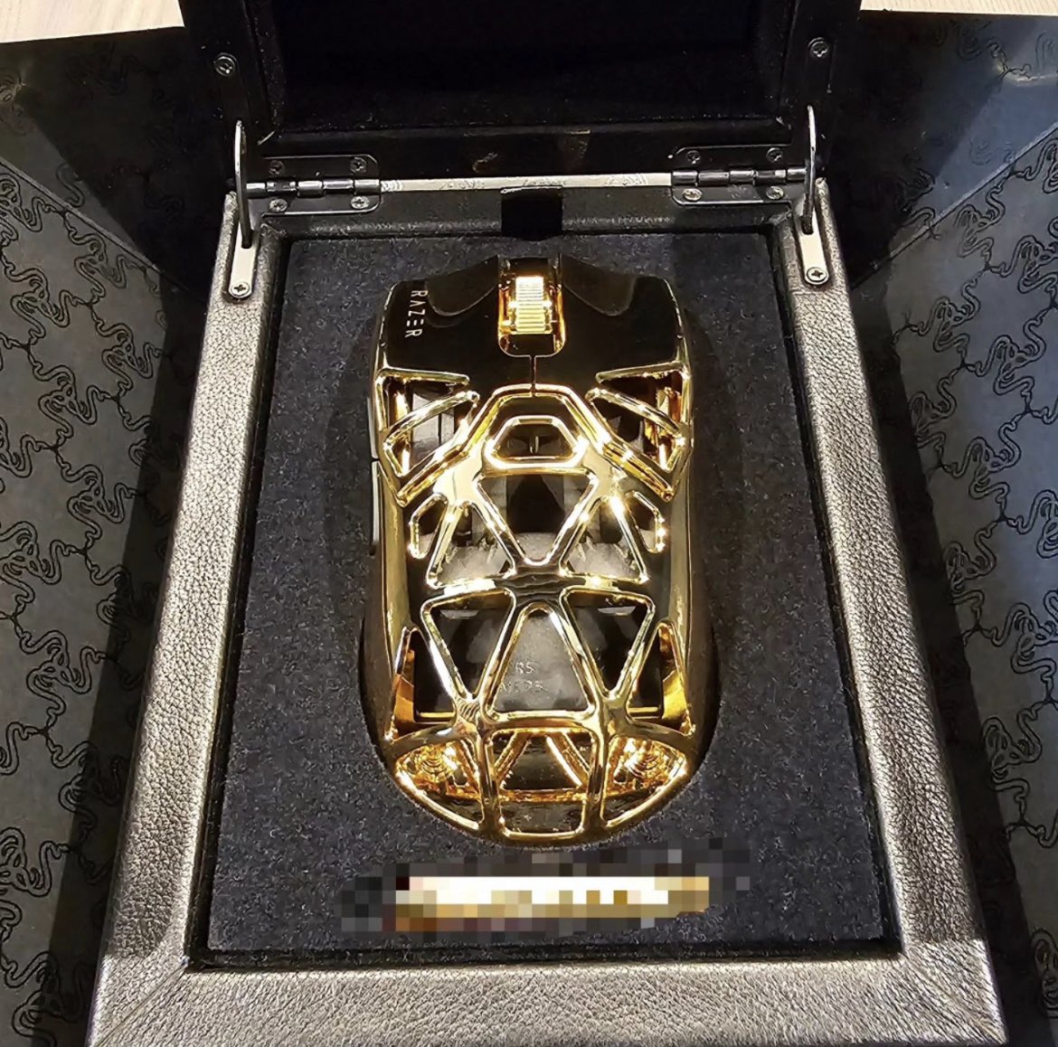 JakeSucky's tweet photo. Razer commissioned a 24K gold gaming mouse for someone https://t.co/mYaMOCrjxI