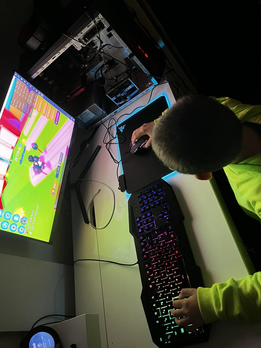 LittleMunson1's tweet image. Harry testing out his new ‘Razer Firefly V2 mouse pad’! #projectupgrade #Razer
