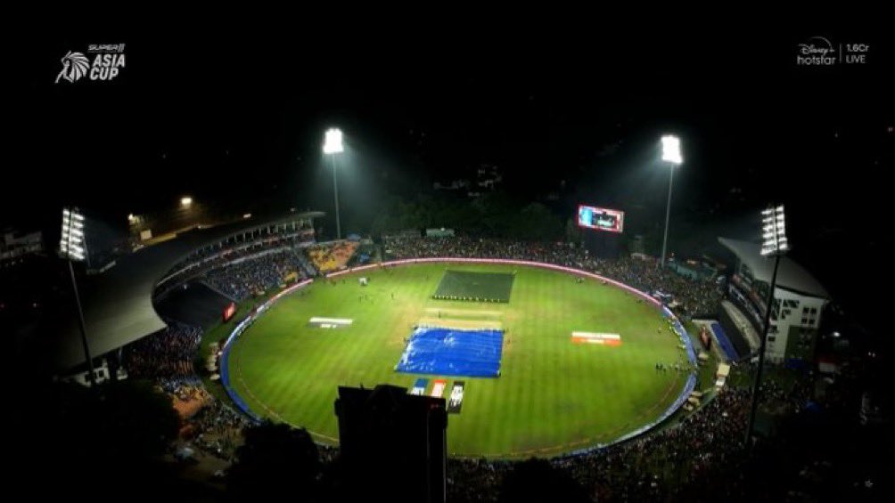 deshvideshyt's tweet photo. #indvspak seems like covers are off. Match will restart shortly! https://t.co/txf7ZGUgKA