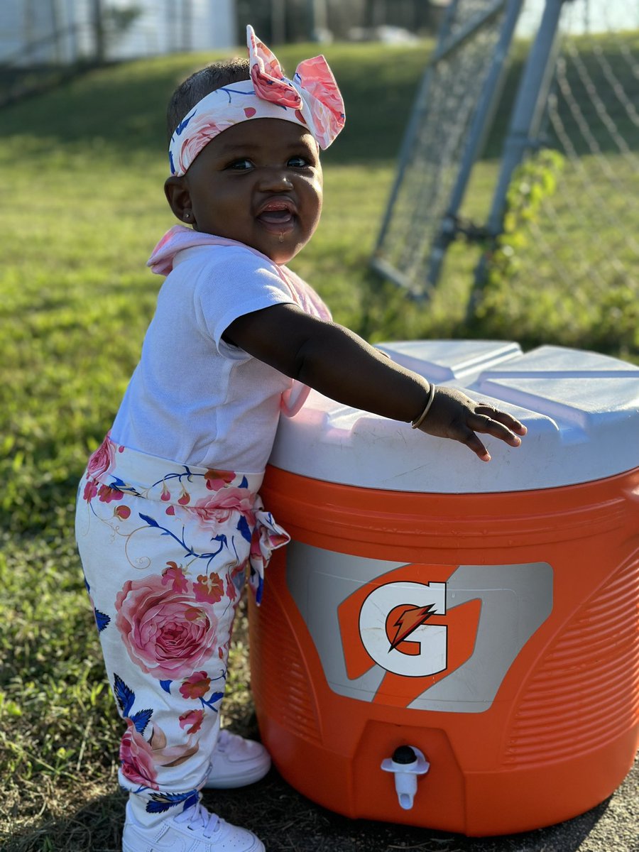 TishaErby's tweet photo. Ain’t #Blessn the cutest #WaterGirl you ever seen???? ❤️🤍💙🐶 #Water #Gatorade #H2Oh #H2o #BulldogBaby https://t.co/709qFgpprq