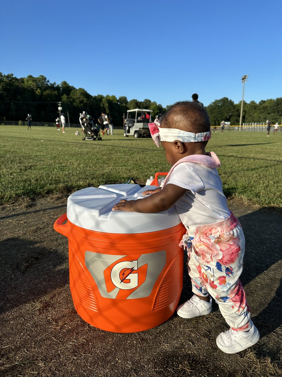 TishaErby's tweet photo. Ain’t #Blessn the cutest #WaterGirl you ever seen???? ❤️🤍💙🐶 #Water #Gatorade #H2Oh #H2o #BulldogBaby https://t.co/709qFgpprq