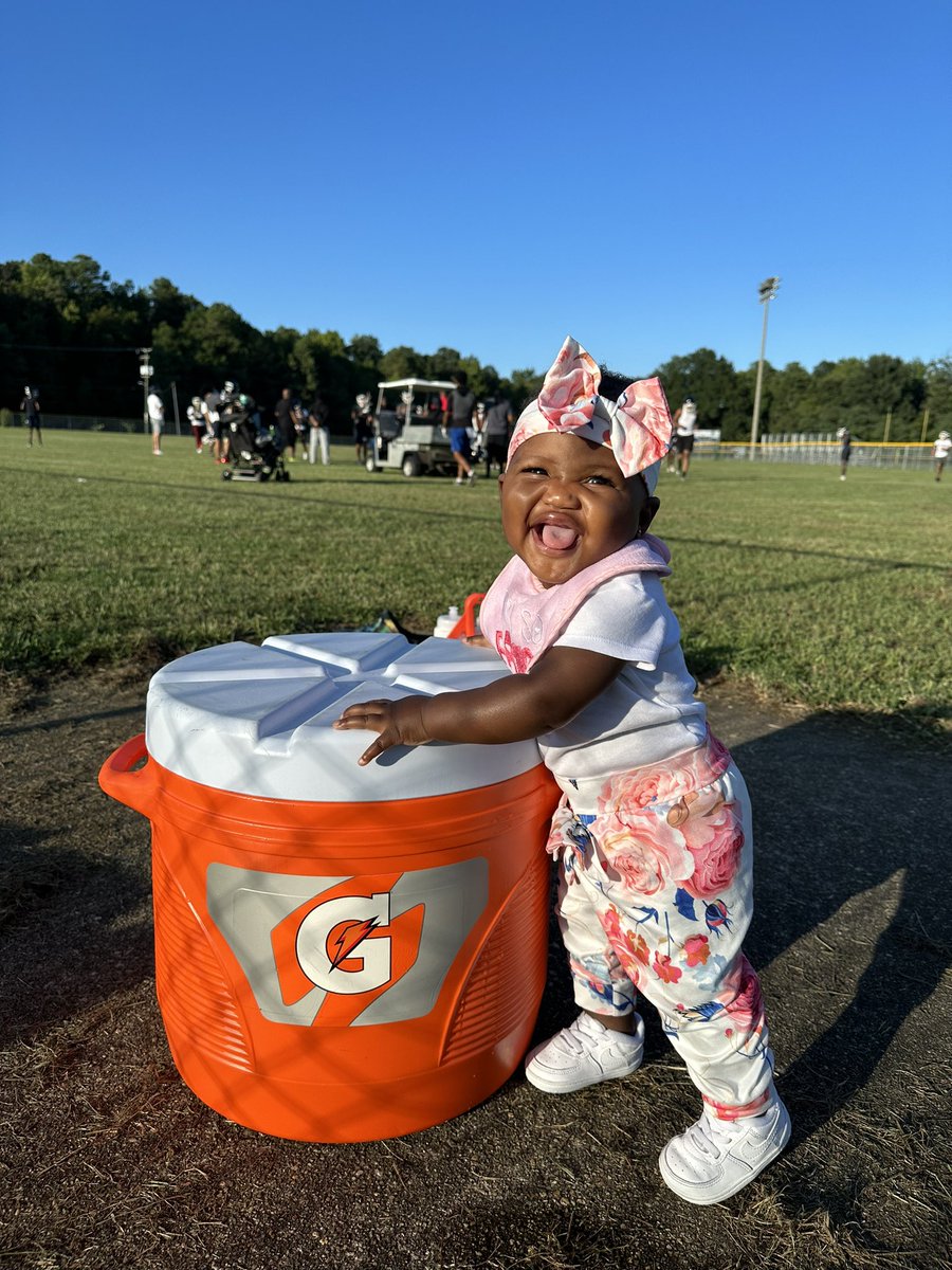 TishaErby's tweet photo. Ain’t #Blessn the cutest #WaterGirl you ever seen???? ❤️🤍💙🐶 #Water #Gatorade #H2Oh #H2o #BulldogBaby https://t.co/709qFgpprq