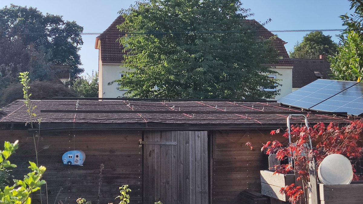 dszam's tweet photo. Das #Balkonkraftwerk bekommt ne große Schwester. Wenns fertig ist, sind es 600W #bkw plus 3400kWp mit 9kWh Akku. #JederQuadratmeterZählt #balkonsolar #PV https://t.co/X1xbOR4ZIF