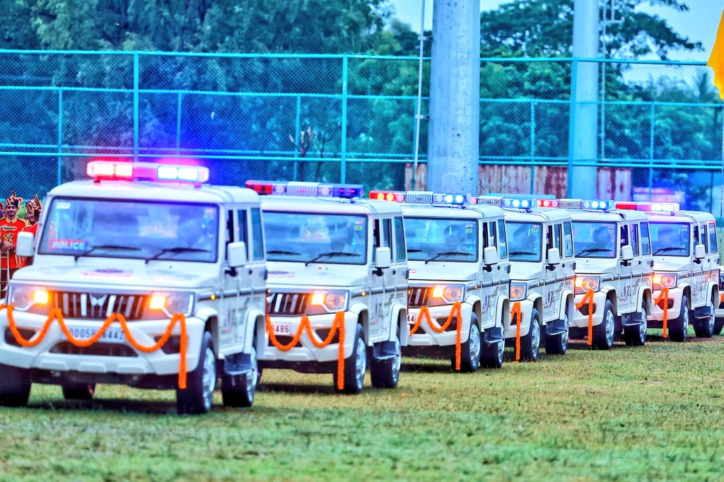 odisha_police's tweet photo. 🚔 Adding momentum to Odisha Police!
The Hon'ble @CMOdisha flags off 190 new police vehicles, the wheels of progress turn towards enhanced response, crime deterrence, and community engagement. Together, we steer towards a safer and empowered future. #CMOOdisha #OdishaPolice https://t.co/YE0naBlv7n