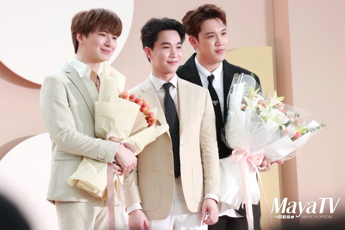 mayaonline2002's tweet photo. "แกงส้ม ธนทัต" และ "คริส พีรวัส" ร่วมแสดงความยินดีกับพี่ชายคนเก่ง "หมอริท #MhorRitz " ในงานเปิด #THERITZCLINIC สาขาที่ 7 พร้อมมอบโชว์พิเศษสร้างความประทับใจให้แฟนๆ ในงานได้เป็นอย่างดี

#THERITZCLINICGrandOpeningAtSiamSquare #THERITZBEGINS #kristperawat  #MAYATVOFFICIAL https://t.co/6CwpTGxU1i