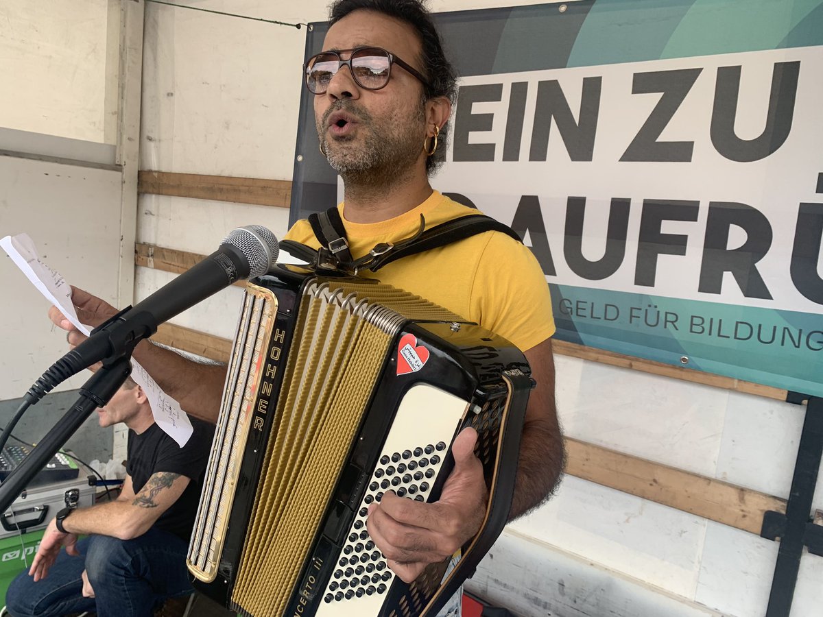 ch_buchholz's tweet photo. Gegen Aufrüstung und Krieg. 700 demonstrierten heute bei der Demonstration der Antikriegs-koordination in #Berlin.
Weder Putin noch NATO. 
Solidarität mit dem Widerstand gegen den Krieg in Russland, der Ukraine und anderswo.
Asyl für alle Deserteure. https://t.co/M0mHIBv1YQ