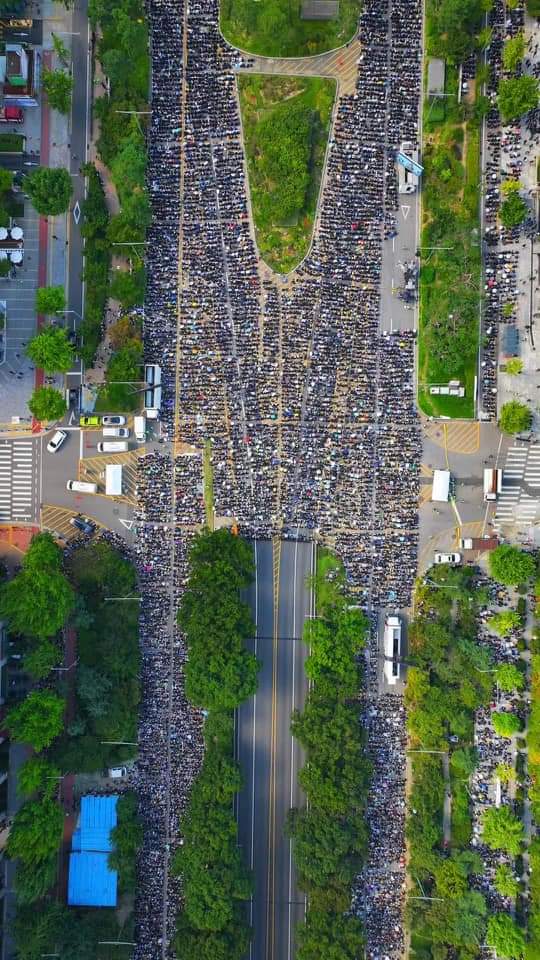 왜 보도를 안합니까?

오늘 국회의사당 앞에 수를 셀 수 없는 교사들이 목소리를 냈지만 보도한 언론을 찾기가 너무 어렵습니다.

조국 집 앞에 찾아가서 점심메뉴가 무엇인지 묻던 기자들의 집요함은 도대체 어디로 갔습니까?
