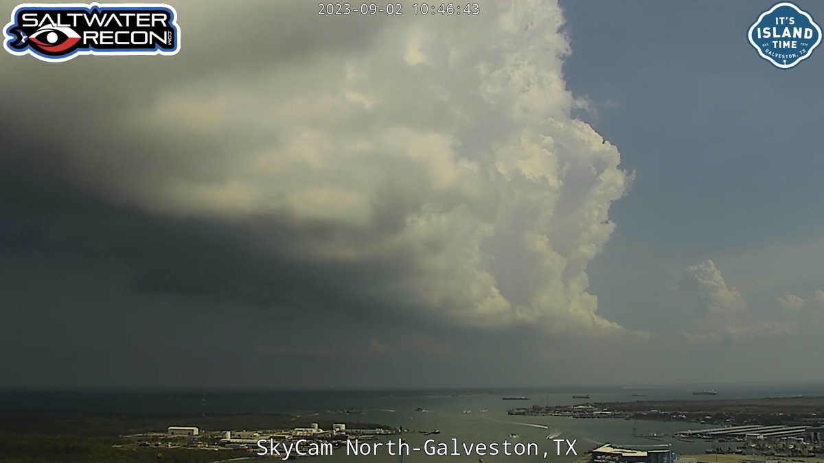 SaltwaterRecon's tweet photo. I spy with my little eye, something that is white, towering, and in a line... #glswx #outflowboundary #rain? https://t.co/XIC6UtJ8Cd