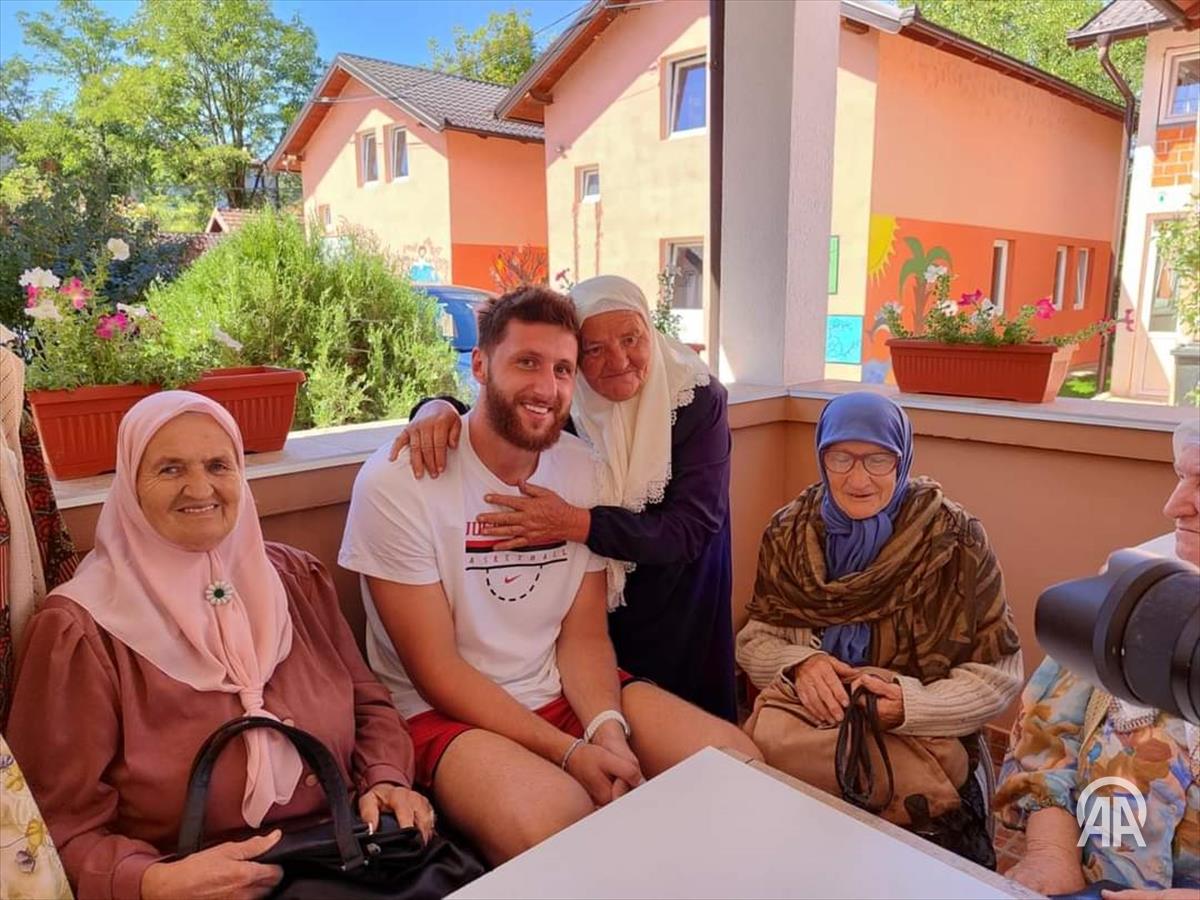 aa_balkans's tweet photo. #BiH: #JusufNurkić i #DinoRađa u #Potočari #MFSEMMAUS
https://t.co/XBGAC1gRFH https://t.co/bcbGrqe4sb