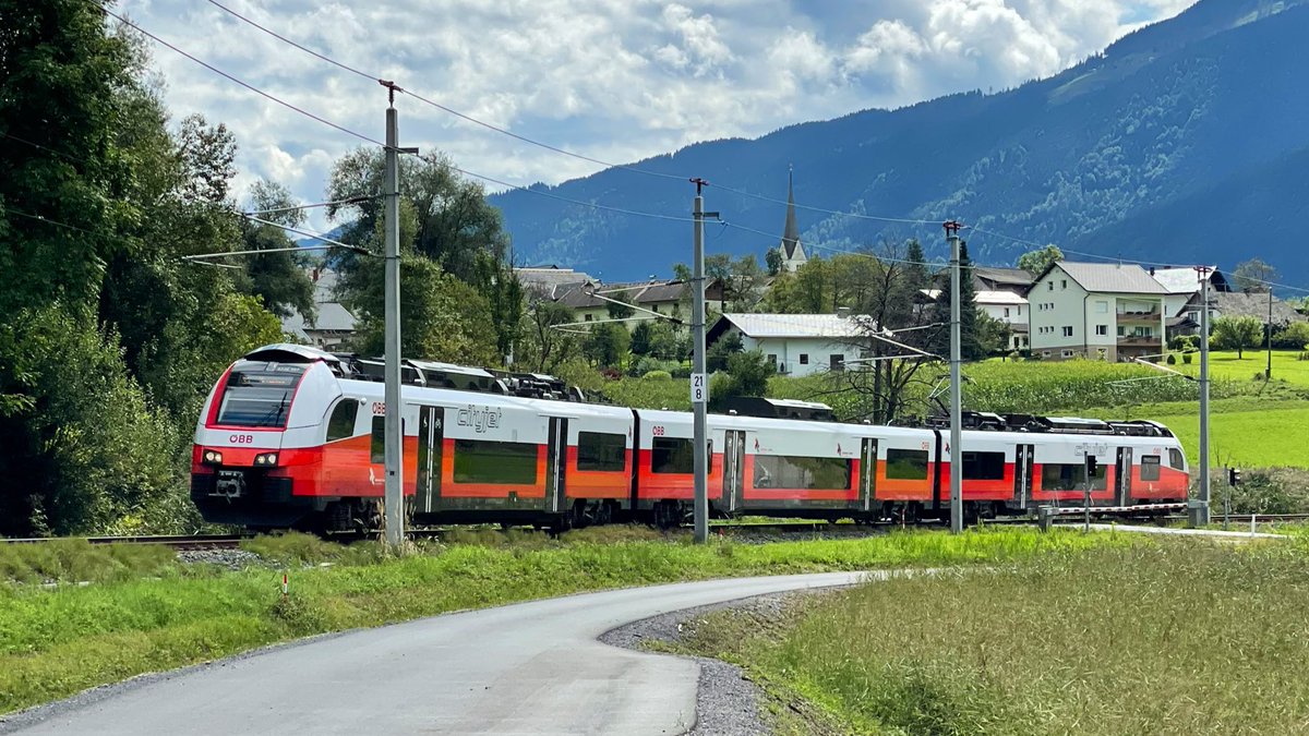 An #ÖBB 🇦🇹 class 4746 #Siemens #DesiroML #CityJet is seen here on the #Gailtalbahn, working a #Carinthia S4 S-Bahn service bound for #Hermagor. The train just passes the village of #Görtschach with its little church, dating back to 1478, and visible above the centre of the train.