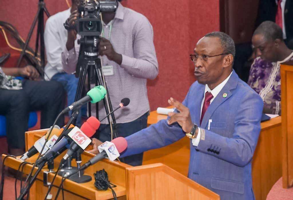WSagbe's tweet photo. #Burkina « Notre Constitution actuelle est une copie de la Constitution française. Elle reflète plutôt la société française, alors que nous n’avons pas les mêmes histoire et culture.Nous voulons amener le débat à la base et nos populations vont nous dire ce qu’elles veulent. https://t.co/emaWUBpCBb