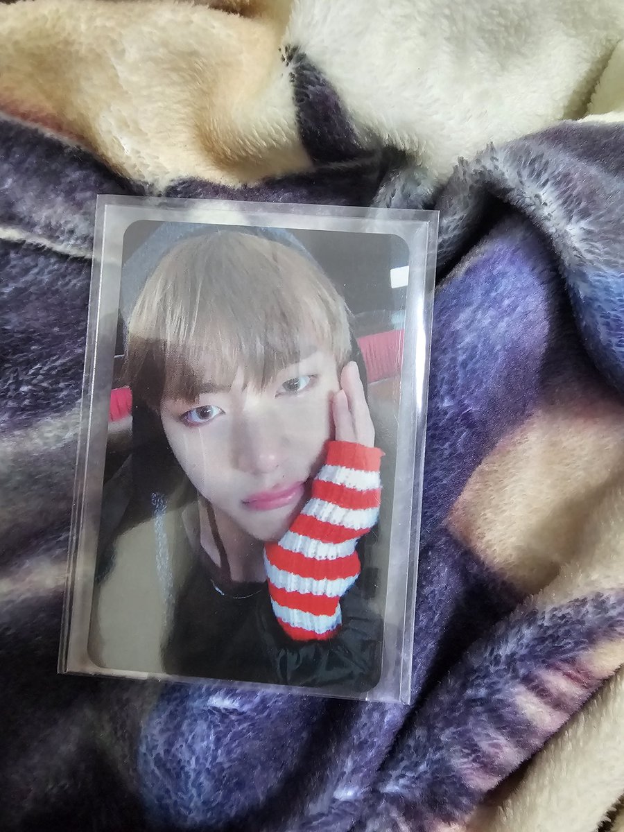 Iademetrio's tweet photo. You never walk alone Taehyung PC 
P500 https://t.co/9SVXZEv5Tj