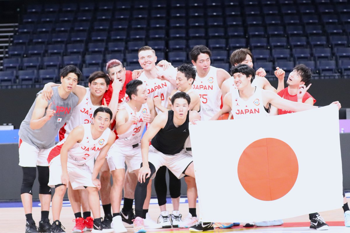 Bballnews2for1's tweet photo. 【バスケW杯】
試合後、コートにバスケ日本代表が集合

選手全員 集合写真で変顔を決める #比江島慎

#AkatsukiJapan 
#FIBAWC
#FIBAWorldCup 
#FIBAWorldCup2023 https://t.co/ybUKbaCaJI