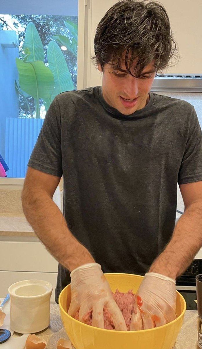 sculptsainz's tweet photo. carlos sainz                 carlos sainz
cooking                         cooking https://t.co/CMI6M30SvF
