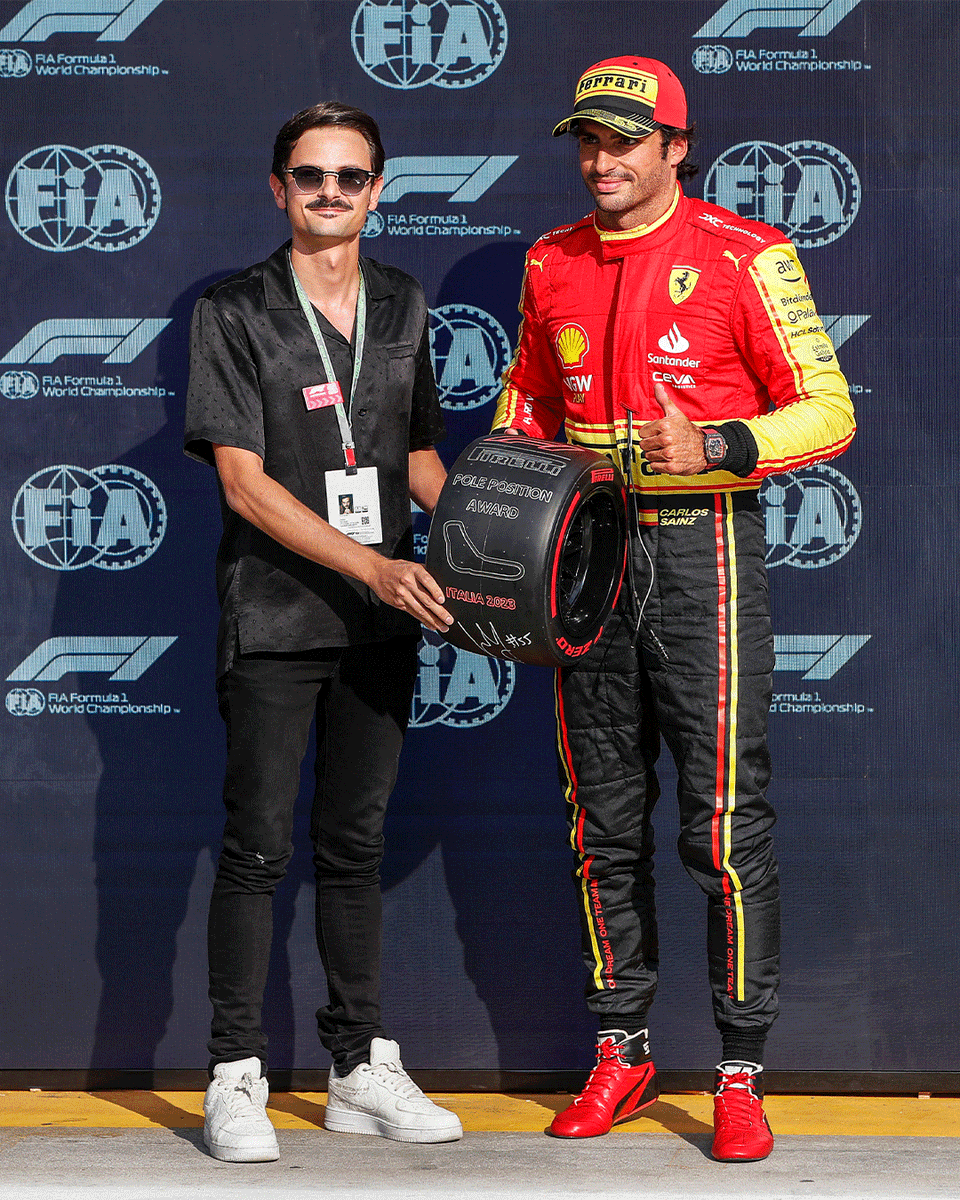 Two guys who know how to find the perfect rhythm!

<a href="/rawvatsy/">Fabio Rovazzi</a> hands <a href="/Carlossainz55/">Carlos Sainz</a> a Pirelli Pole Position Award that the Ferrari driver will never forget 🛞 #Fit4F1
