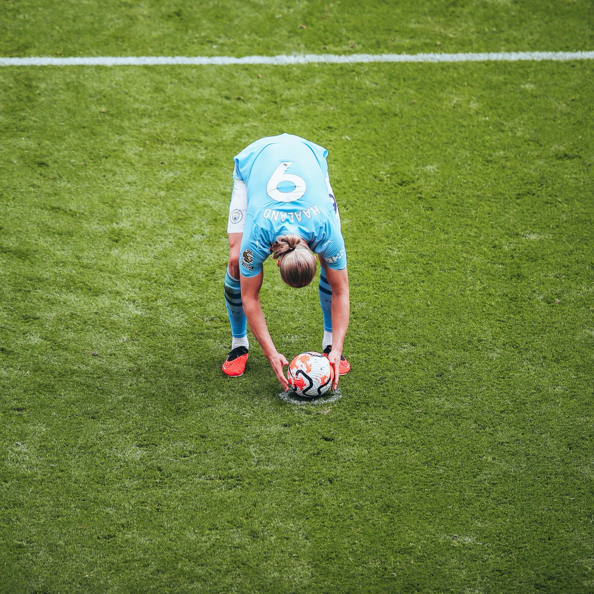ManCity's tweet photo. A scary sight. https://t.co/vIrKBjXLYt