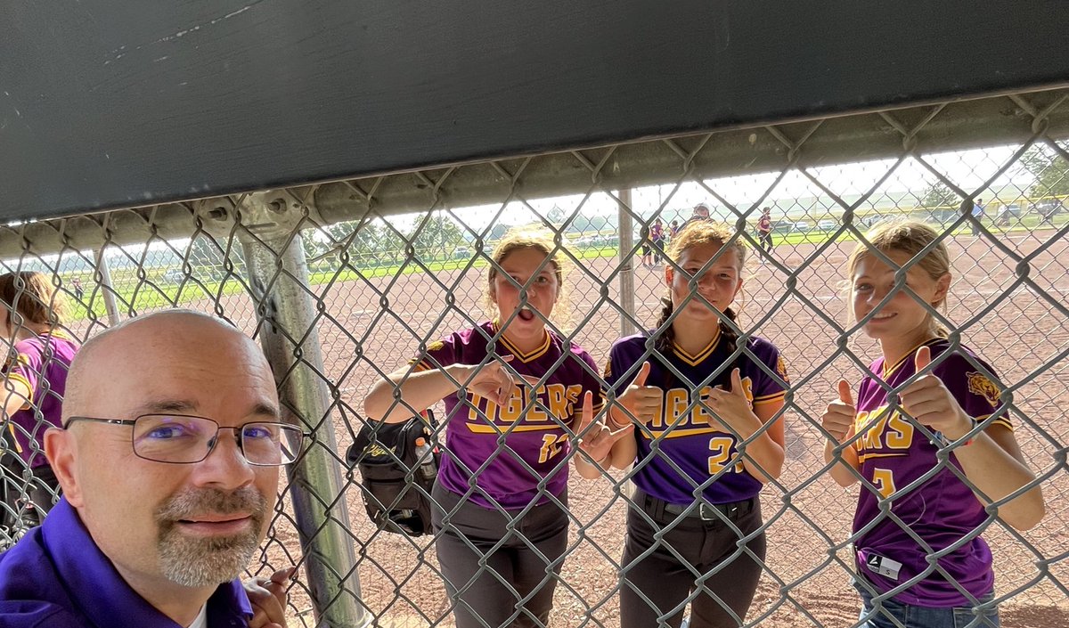 jmheitz's tweet photo. Dugout selfies! #selfieswiththeprincipal #thtigers https://t.co/Qh7Zqjm6Zx