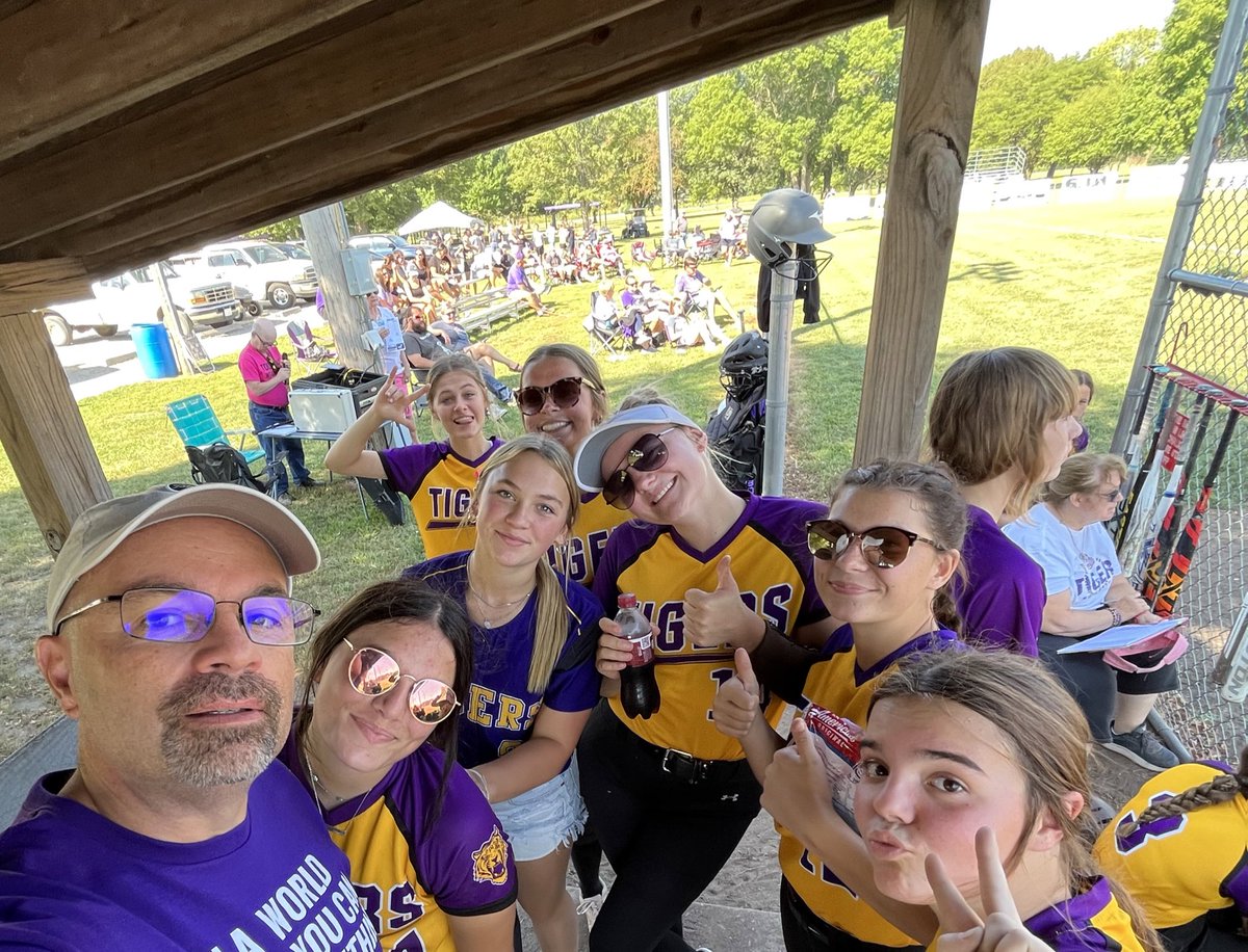 jmheitz's tweet photo. Dugout selfies! #selfieswiththeprincipal #thtigers https://t.co/Qh7Zqjm6Zx