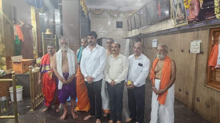 INCBangaloreSo1's tweet photo. #ಗೋವಿಂದರಾಜನಗರ ವಿಧಾನಸಭಾ ಕ್ಷೇತ್ರದ #ಅಮರಜ್ಯೋತಿನಗರ ಬಳಿಯ ಶ್ರೀ ಗುರು ರಾಘವೇಂದ್ರ ಸ್ವಾಮಿಗಳ ಆರಾಧನ ಮಹೋತ್ಸವದಲ್ಲಿ ಭಾಗವಹಿಸಿ, ಆಶೀರ್ವಾದ ಪಡೆಯಲಾಯಿತು.
@Priyakrishna_K

#mkrishnappa #priyakrishna https://t.co/KHxK1PeV4x