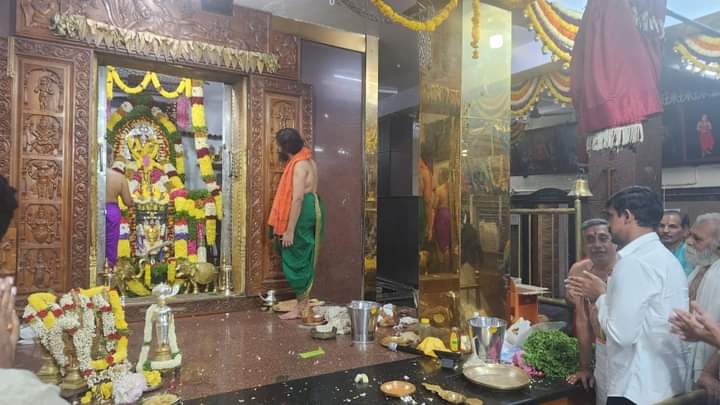 INCBangaloreSo1's tweet photo. #ಗೋವಿಂದರಾಜನಗರ ವಿಧಾನಸಭಾ ಕ್ಷೇತ್ರದ #ಅಮರಜ್ಯೋತಿನಗರ ಬಳಿಯ ಶ್ರೀ ಗುರು ರಾಘವೇಂದ್ರ ಸ್ವಾಮಿಗಳ ಆರಾಧನ ಮಹೋತ್ಸವದಲ್ಲಿ ಭಾಗವಹಿಸಿ, ಆಶೀರ್ವಾದ ಪಡೆಯಲಾಯಿತು.
@Priyakrishna_K

#mkrishnappa #priyakrishna https://t.co/KHxK1PeV4x