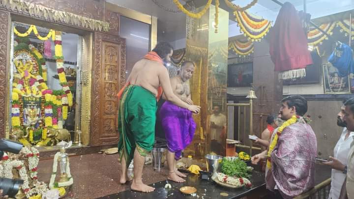 INCBangaloreSo1's tweet photo. #ಗೋವಿಂದರಾಜನಗರ ವಿಧಾನಸಭಾ ಕ್ಷೇತ್ರದ #ಅಮರಜ್ಯೋತಿನಗರ ಬಳಿಯ ಶ್ರೀ ಗುರು ರಾಘವೇಂದ್ರ ಸ್ವಾಮಿಗಳ ಆರಾಧನ ಮಹೋತ್ಸವದಲ್ಲಿ ಭಾಗವಹಿಸಿ, ಆಶೀರ್ವಾದ ಪಡೆಯಲಾಯಿತು.
@Priyakrishna_K

#mkrishnappa #priyakrishna https://t.co/KHxK1PeV4x