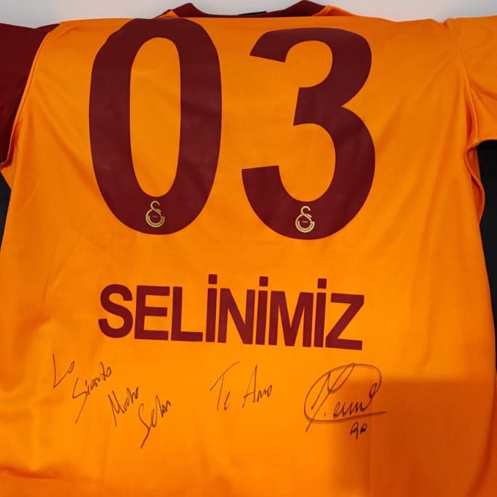 Icardi senin için forma imzalamış babam, "Çok üzgünüm Selin, seni seviyorum" yazmış üzerine. Bu formayı nasıl bir titizlikle saklayacağını, ne kadar sevineceğini ve yüzündeki gülümsemeyi sadece hayal edebiliyorum... 

#isiasortakdavamız 

"Lo siento mucho Selin, te amo"  M.Icardi