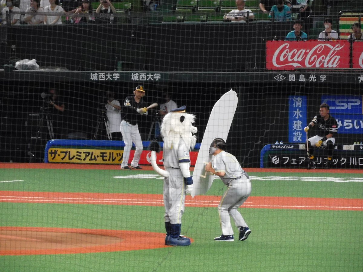 eiki7's tweet photo. 特急カスューの到着でーす！中腰でソロソロと進んでくるのかわいかった🤣パネルよく見ると特急マウンド行きになってるの芸が細かい！歩くの遅くて全然特急じゃなかったけどww #オードリー春日 https://t.co/8zZYrzNqJF
