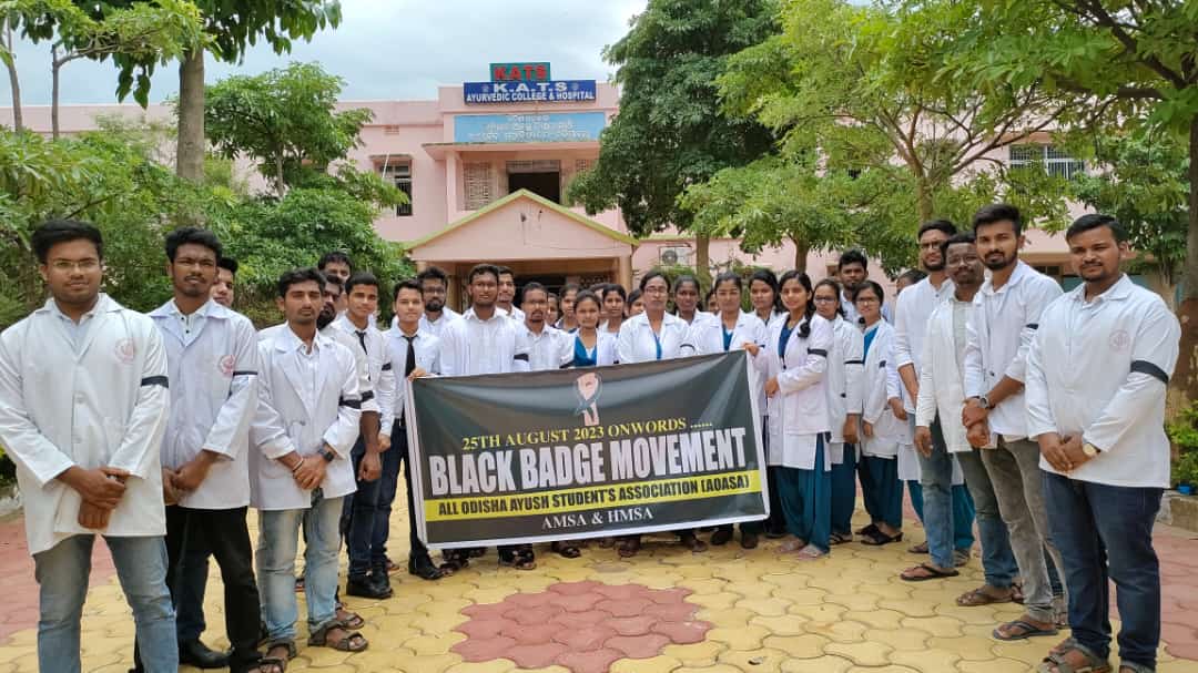kandiinsaan's tweet photo. It is my request to all the major national news channels to cover the protest of AYUSH medical students in odisha. @aajtak @ABPNews @IndiaToday @ndtv @the_hindu @republic @the_hindu @ZeeNewsEnglish @IndiaToday @CNN @News24 https://t.co/k0xR3YY8PJ