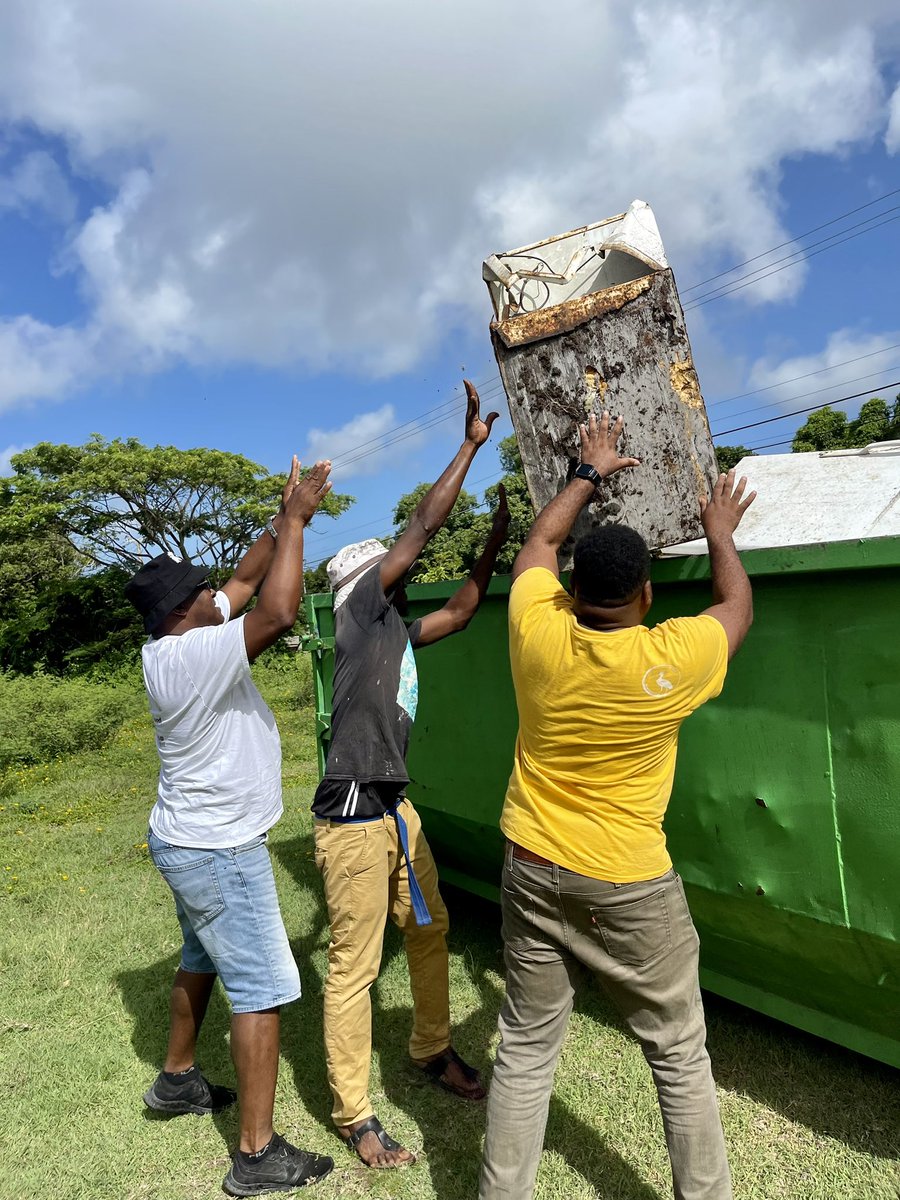 markbrantley3's tweet image. Today a team of volunteers cleared old fridges and stoves and other white goods from Upper St John’s in my constituency. Families were thrilled to receive the assistance #Independence40 #PatrioticPride #CommunityTogetherness
