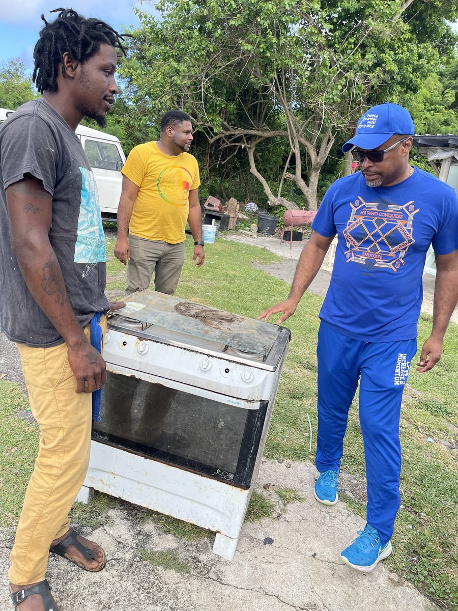 markbrantley3's tweet image. Today a team of volunteers cleared old fridges and stoves and other white goods from Upper St John’s in my constituency. Families were thrilled to receive the assistance #Independence40 #PatrioticPride #CommunityTogetherness