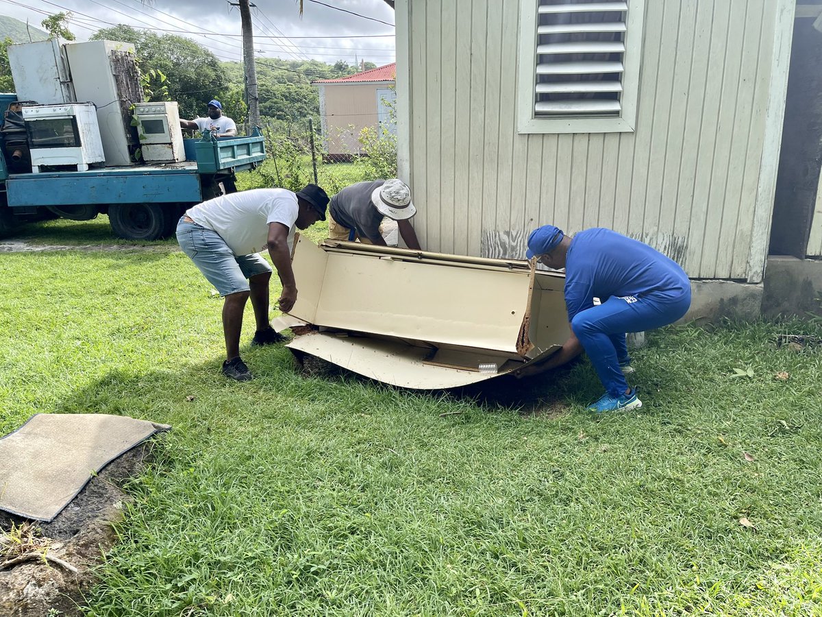 markbrantley3's tweet image. Today a team of volunteers cleared old fridges and stoves and other white goods from Upper St John’s in my constituency. Families were thrilled to receive the assistance #Independence40 #PatrioticPride #CommunityTogetherness