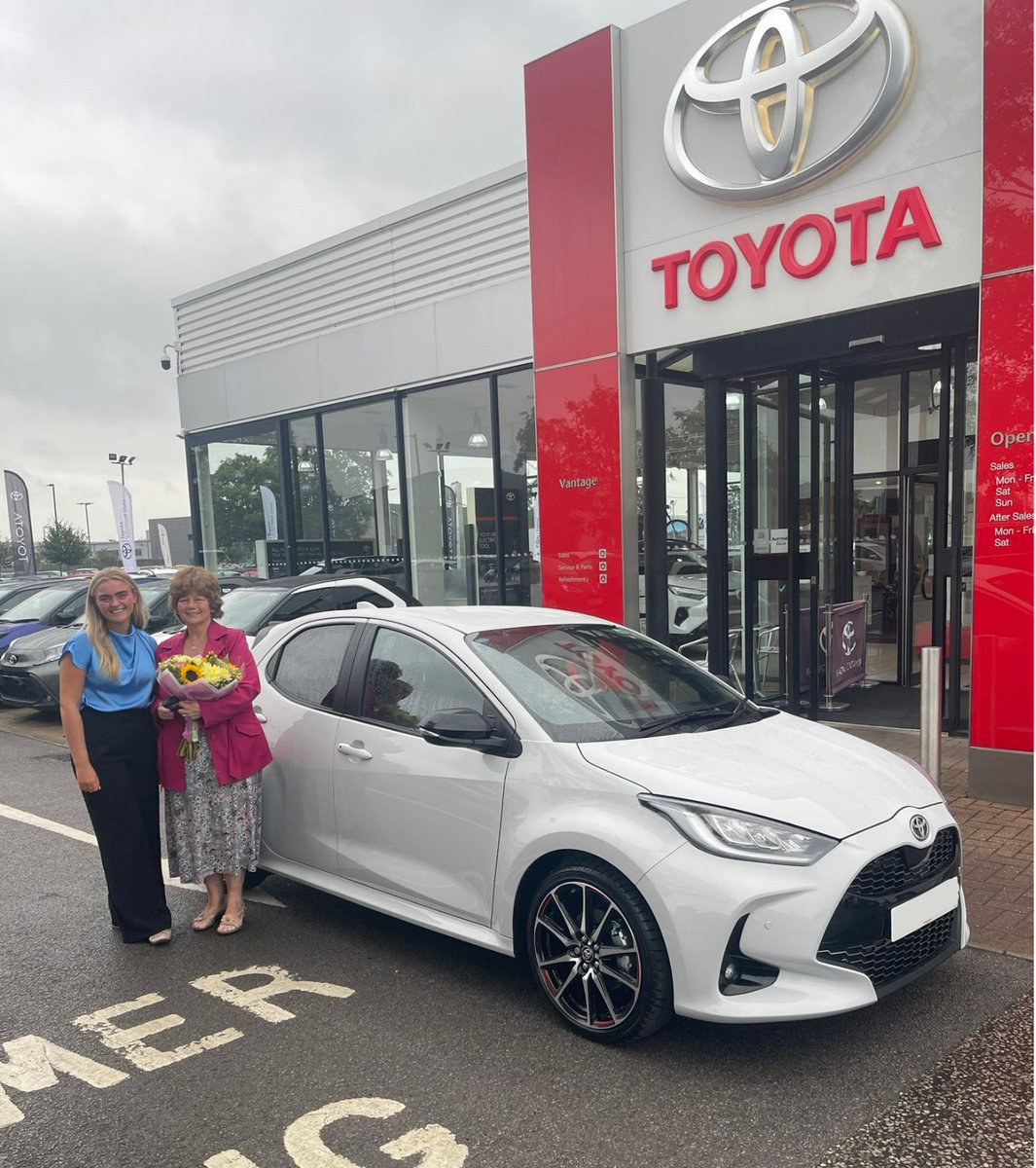VantageMotorGrp's tweet image. Here is Mrs Hardisty picking up her new Yaris GR Hybrid from Lorna at Toyota York 🚗

Mrs Hardisty is a long-term loyal customer and we've loved welcoming her back!🙌

#ToyotaYork #PlateChange #Toyota #gr