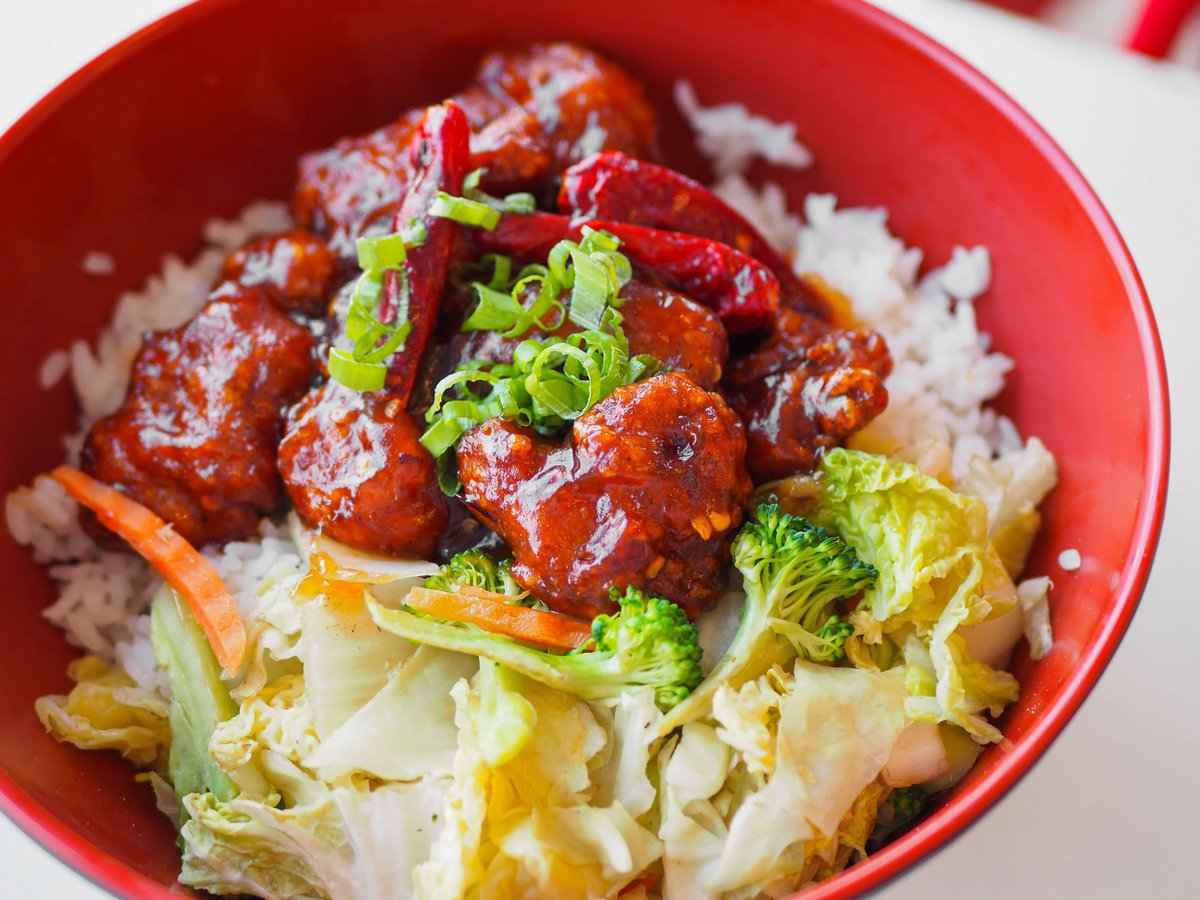 Have you tried this fresh new bowl of deliciousness at B Cafe - General Gao Chicken Rice Bowl? Looks so yummy and sooo satisfying 🤤 Who's ready to give it a try? #GeneralGao #YummyGoodness #BCafe