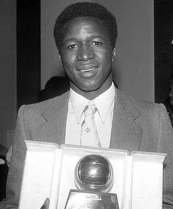 segadiarrah's tweet photo. Aujourd'hui, le Mali pleure la perte d'une légende, Salif Keïta. Il n'était pas qu'un footballeur exceptionnel, il était le miroir de notre identité et notre fierté. Son amour pour le Mali était indéfectible, tout comme notre respect pour lui. Repose en paix, Éternel #9 🇲🇱🌟 #SalifKeita #Mali
Revivez les temps forts de la #CAN Yaoundé 1972 ici  https://t.co/Gyi7a7NwtA