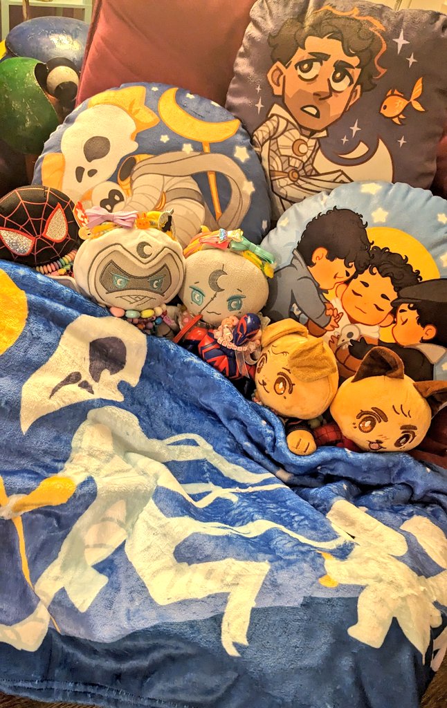 FrostyOreos's tweet photo. We snuggle underneath the moon knight blankie 🌛💕 #MoonKnight https://t.co/WxH3rsC1Ha