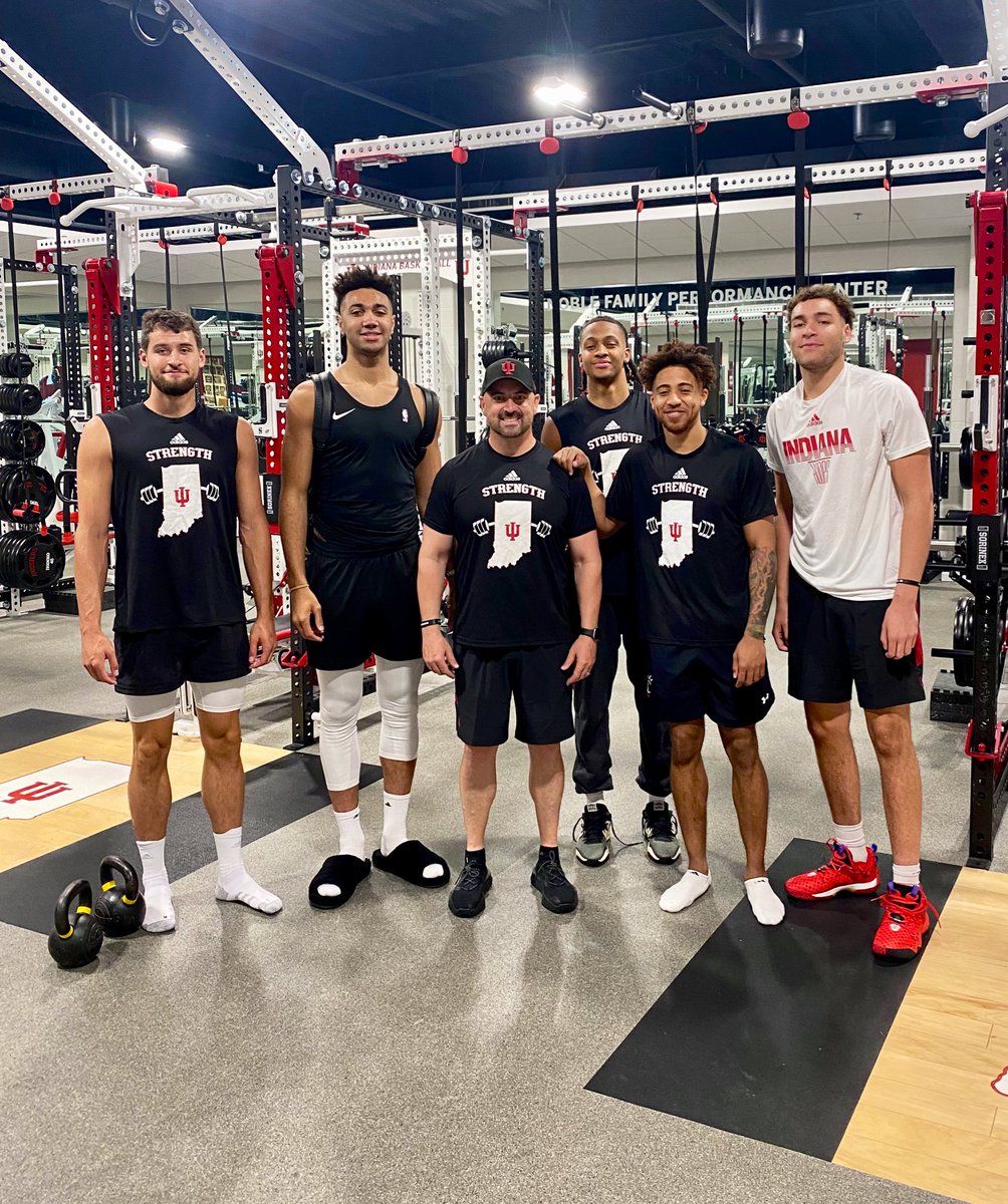 ClifMarshall's tweet photo. A family reunion in the lab today. 

Welcome home @yeahyeah22 @TrayceJackson, @robphinisee1, @nchildress13, and Race Thompson. https://t.co/ElTocIiV1B