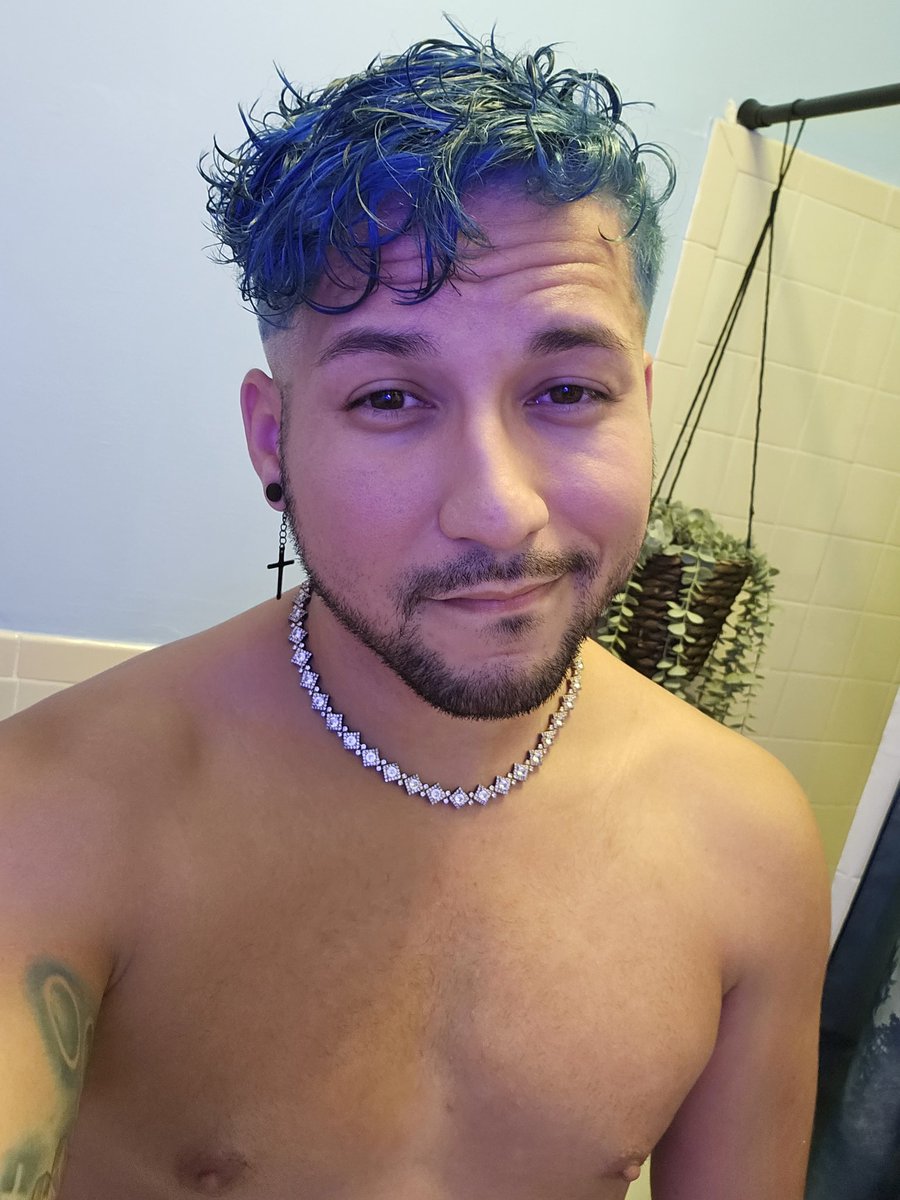 Cyber_Inferno's tweet photo. #ElectricZoo day 1 got canceled, so I was feeling a bit... Blue! Dyed hair back to blue for festival weekend :) #dabadeedabadie #gayraver #gamer #bluehair https://t.co/8ChEBMJEm0