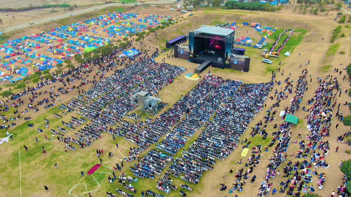 AdventistasUPS's tweet photo. Así se ve 10,000 jóvenes en el Campamento joven #masalladelamontaña #felizsabado junto al @PrJoelFlores luego de 10 años en la UPS se desarrolla un campamento JA en el territorio @PrCharlesBritis https://t.co/IKofL8HuyB