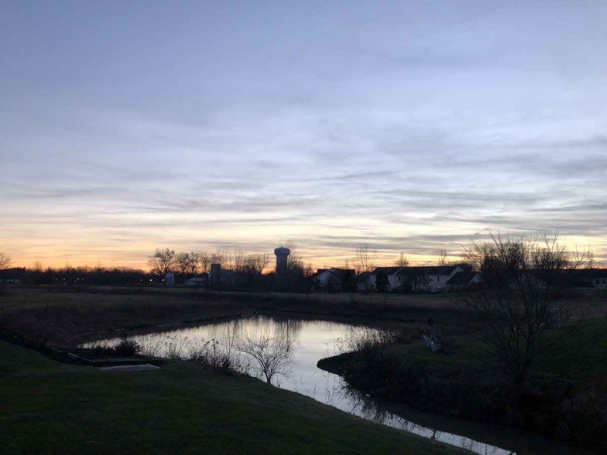 outmybackdoor7's tweet photo. January 4, 2022, deeply into the pandemic, Mother Nature still sends us love through sunsets 🌅 #sunset #ohio #delawareohio #outmybackdoorbydenise #orange #grayclouds #blueskies #mothernature #sunsetphotography #love #pondlife #reflections #serenity https://t.co/hKsGXfwo8k